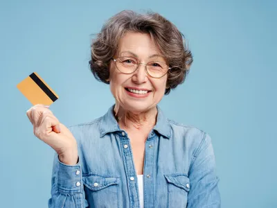Pensionară cu card Foto: Freepik (rol ilustrativ)