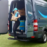 Amazon recunoaște: Șoferii-livratori, nevoiţi să urineze în sticle în timpul curselor. / Foto: geekwire.com