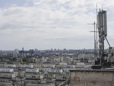 Bloc înalt din Bucureşti cu antenă GSM - Foto: INQUAM PHOTOS/Octav Ganea