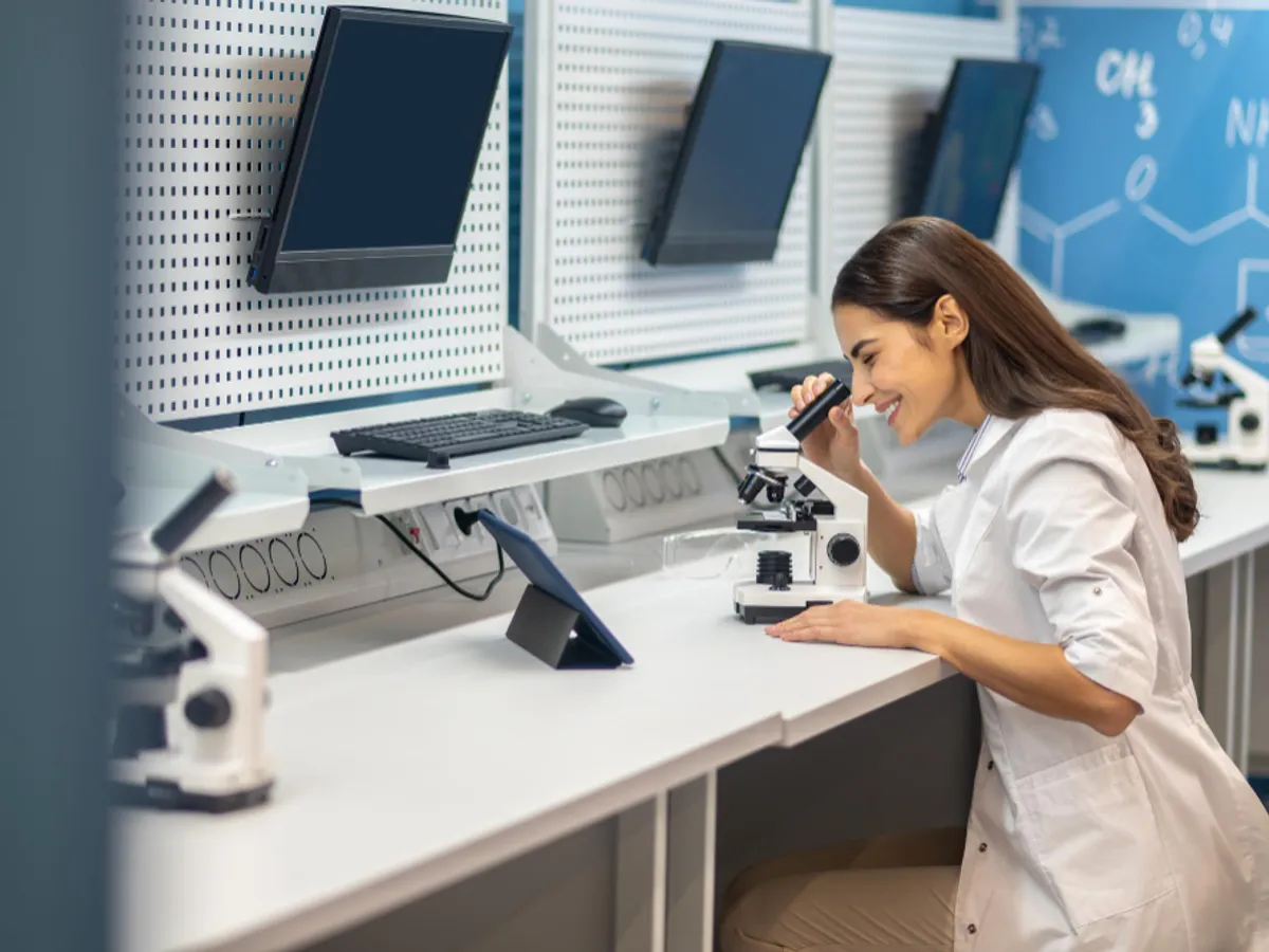 Cercetătoare - Foto: Freepik (rol ilustrativ)