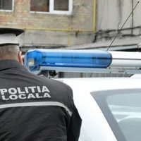 Un polițist local din Buzău a furat două sticle de vin, ascunzându-le în rucsac. / Foto: realitateadebuzau.net