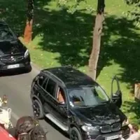 Un alai de nuntă, cu trăsuri și zeci de mașini de lux, a paralizat centrul Aradului. / Foto: captură video
