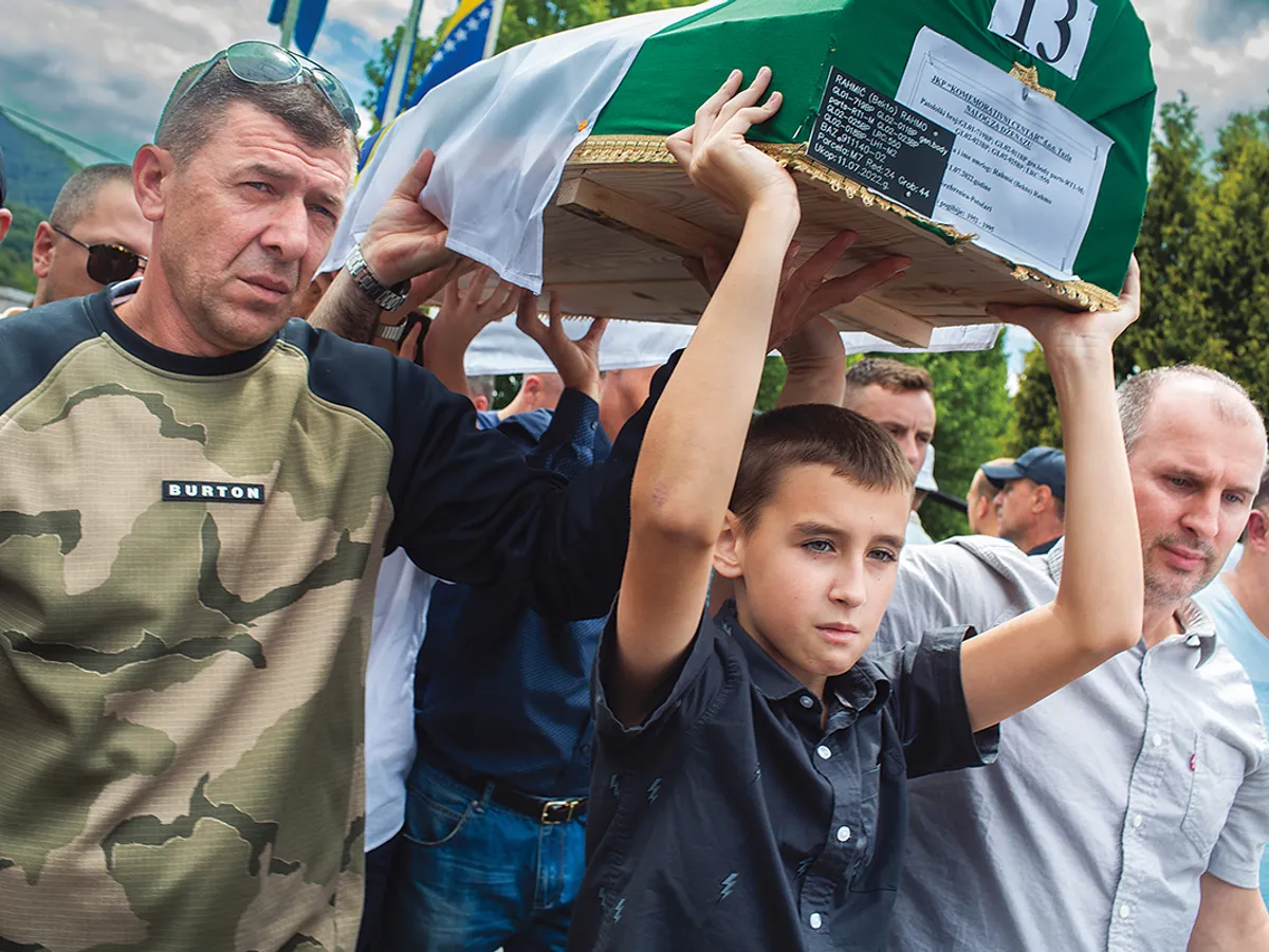 FUNERALII Bărbații musulmani cară sicriele cu rămășițele victimelor genocidului de la Srebrenica din 1995, identificate recent. Rămășițele a 50 de victime au fost înmormântate la Potocari, în luna iulie