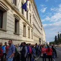Coadă la Ambasada României din Viena