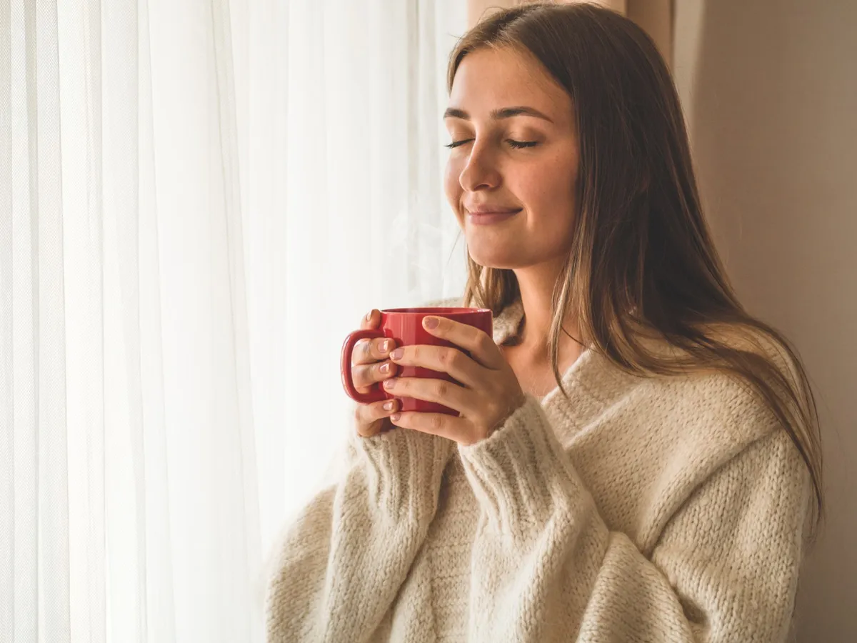 Femeie care bea o cană cu ceai - Foto: Freepik (Imagine cu rol ilustrativ)