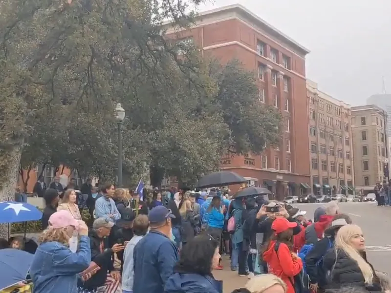 Membrii QAnon s-au strâns la Daley Plaza din Dallas, unde a fost împușcat JFK în 1963. FOTO: Captură video