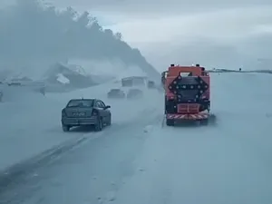 „Dorel”, șofer de utilaj de deszăpezire la Rânca. Frezează zăpada și o aruncă tot pe drum - Foto: captură video