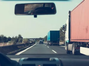Taxa care pune pe jar transportatorii: rovinieta locală ajunge la vot în Consiliul Local - Foto: Pexels/Markus Spiske