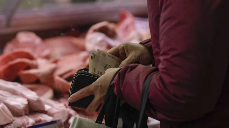 Să bei un pahar de vin roşu bun, înainte de culcare. Cum se reduce treptat inflaţia, la 2% - Foto: Inquam Photos / Octav Ganea