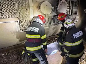 Pericol de explozie! Un tren cu 35 de vagoane pline cu benzină a deraiat la Măldăeni - Foto: ISU