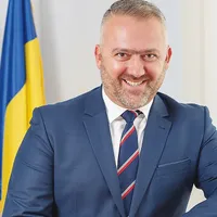 ELEGANȚĂ Adrian Ionel este băiat fin numai când dă interviuri pentru revistele prietene, altfel nu simte că ar avea ceva de comunicat publicului