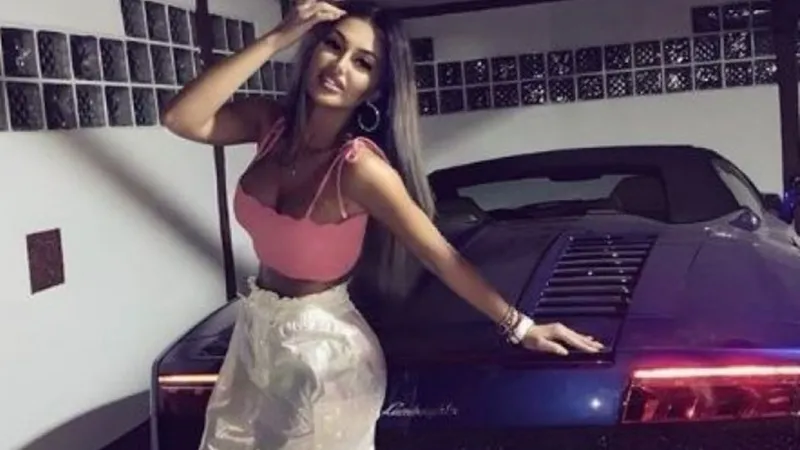 Nora lui Dragnea mângâie aici alt Porsche/FOTO: cancan.ro