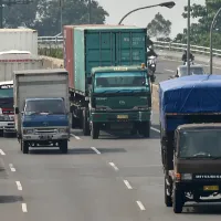 VIDEO Tânăr, care era live pe tik-tok, s-a aruncat în fața camionului pentru mai mulți urmăritori / Insider