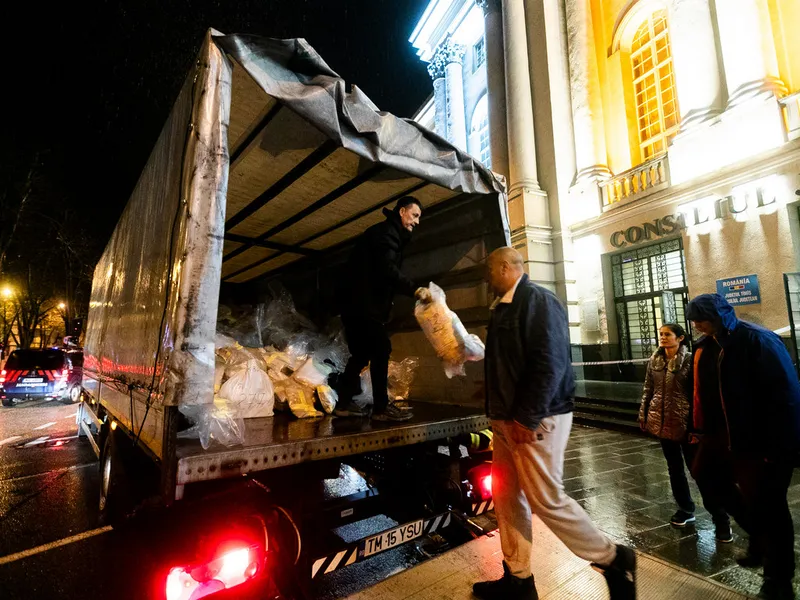 USR contestă în instanță renumărarea voturilor. 4.300 de voturi/oră, fără observatori și nelegal - Foto: INQUAM PHOTOS / Virgil Simonescu - Imagine cu rol ilustrativ