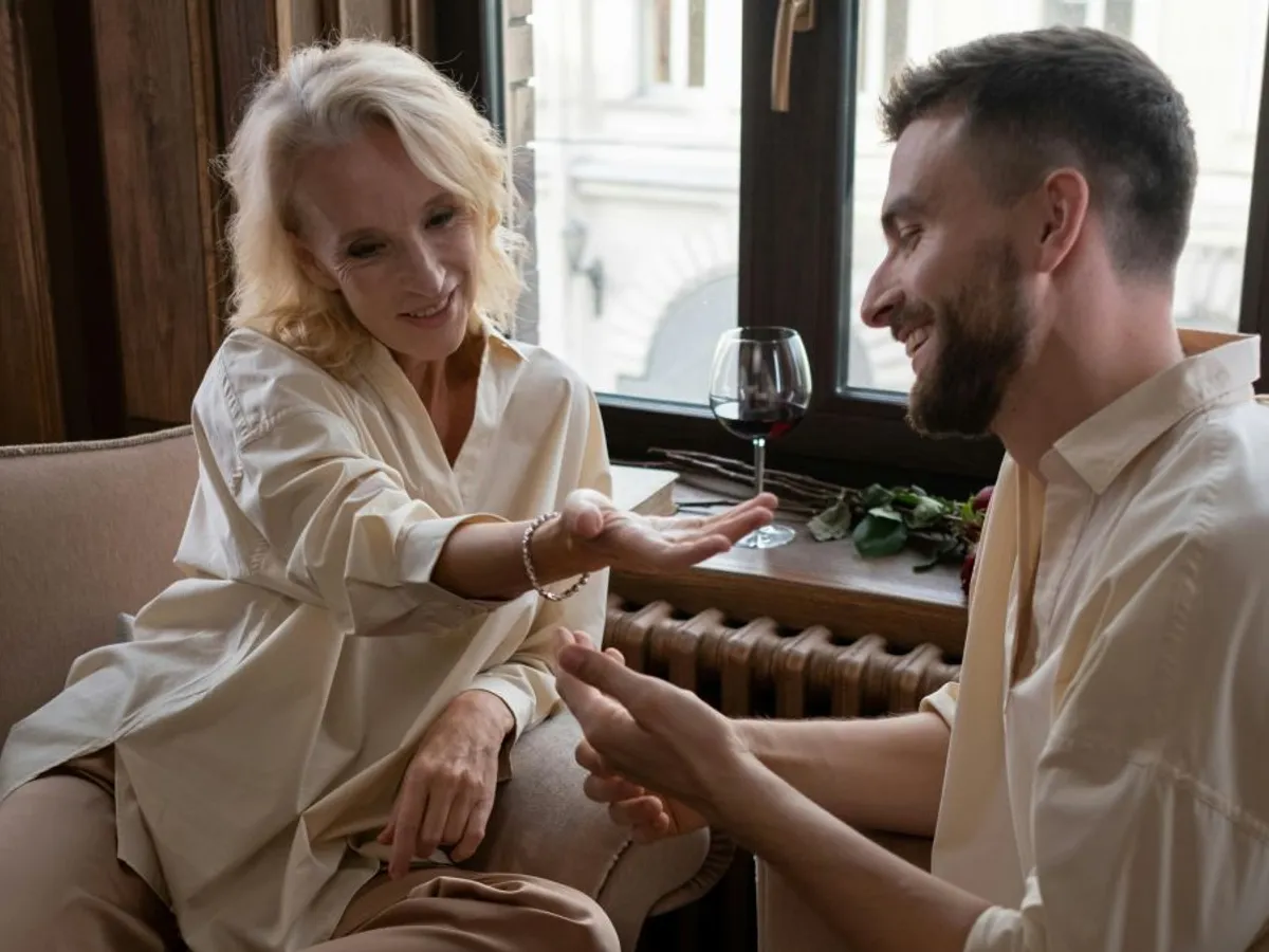 Tânăr bărbat stând lângă o femeie mai în etate decât el - Foto: Pexels/Ron Lach