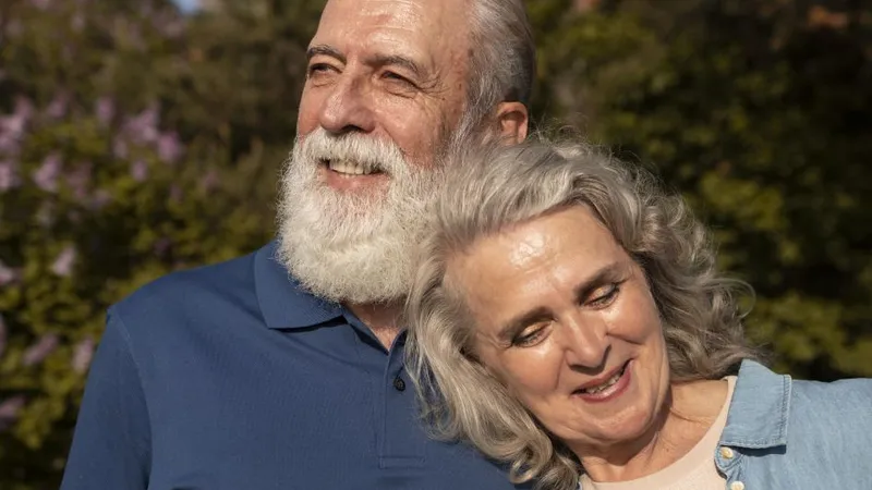 Cuplu zâmbitor de pensionari - Foto: Freepik/CC0