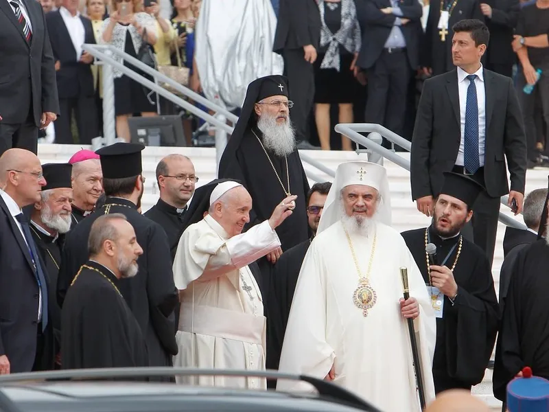 Papa Francisc, salutând mulțimea în fața Catedralei Neamului    Foto: Inquam Photos / Octav Ganea