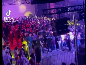 Busculadă la un concert în Capitală, unde participau zeci de adolescenţi, după ce cineva a pulverizat o substanţă iritantă