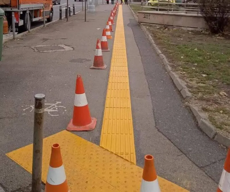 Primăria Municipiului București, prin Administrația Străzilor, a instalat marcaje tactile pentru nevăzători pe trotuarele bulervardului Lascăr Catagiu - Foto: Facebook / Administrația Străzilor
