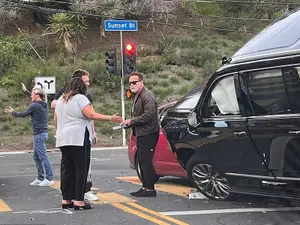 Accident ca în „Terminator”: Schwarzenegger s-au urcat cu monstruosul său GMC Yukon pe un Prius. / Foto: motorious.com