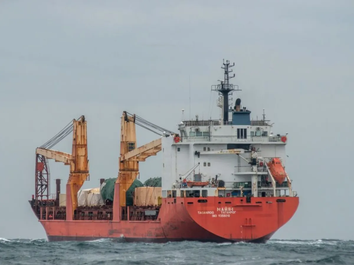 Cargoul rusesc Maia-1 a fost fotografiat în Canalul Englez ducând componente care ar fi urmat să fie folosit la un terminal de LNG - Foto: Profimedia Images