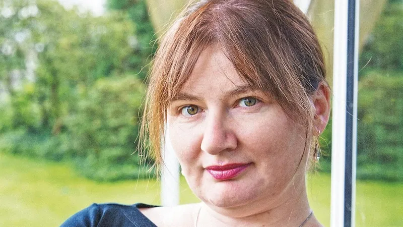 DEBUT. Ioana Uricaru trăiește în SUA. Traumele emigrației peste Ocean îi sunt familiare.