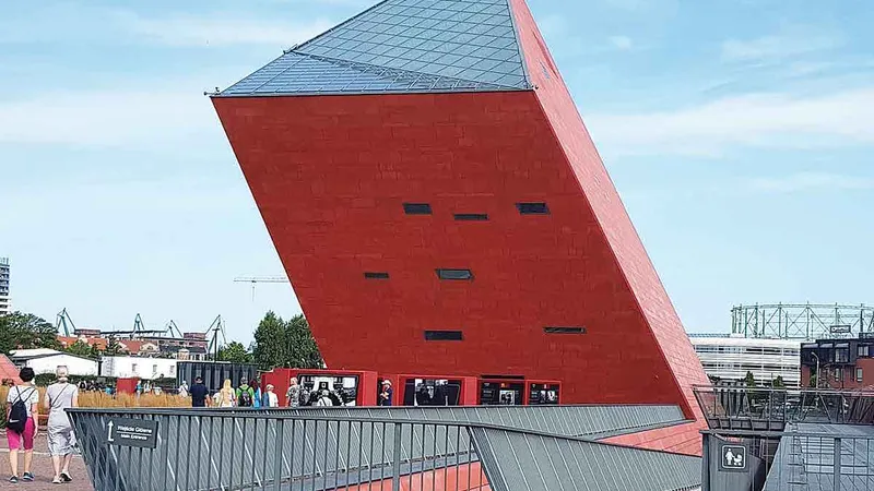 O ruptură
brutală de arhitectura veche a orașului: Muzeul celui De-al Doilea Război Mondial