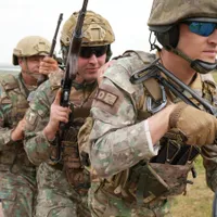 Ministrul Angel Tîlvăr: Exercițiul Saber Guardian testează limitele în situații reale - FOTO: MApN