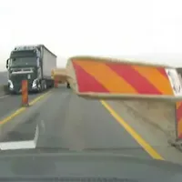 O baliză a ajuns direct în parbrizul unei mașini. Paguba l-a costat 2.000 de lei Foto: captură video ProTV
