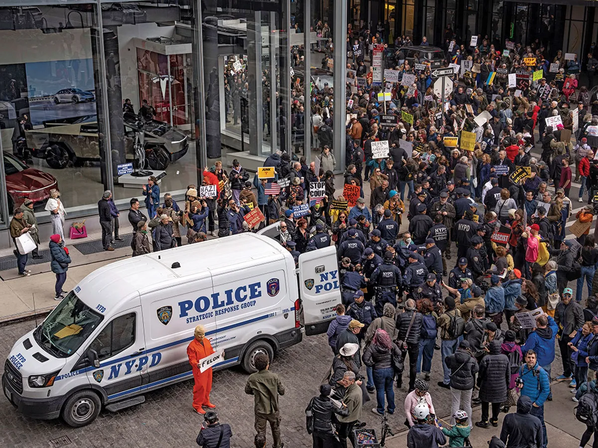 ONFRUNTARE Polițiștii efectuează arestări în timp ce zeci de protestatari se adună în fața unui showroom din New York