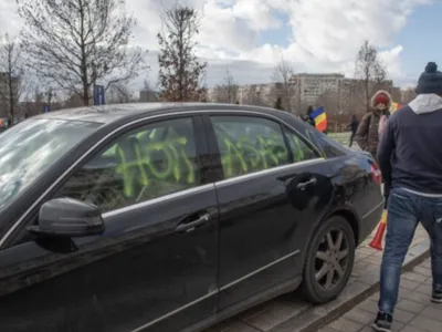 Mașinile ambasadorilor SUA și Japoniei au fost vandalizate de protestatari violenți aduși de AUR. Captură video