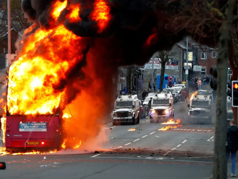 Mulţimea s-a adunat pe artera Lanark Way din Belfast, 'unde un autobuz a fost incendiat', a anunţat poliţia nord-irlandeză. / Foto: agerpres.ro