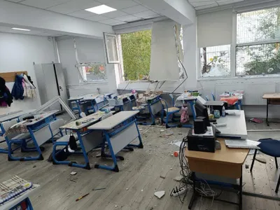 O clasă din Liceul Dimitrie Bolintineanu, aflat lângă blocul unde s-a produs o explozie puternică - Foto: Info Trafic România