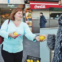 Ioana Uricaru a împărțit lămâi în București și invitații la film