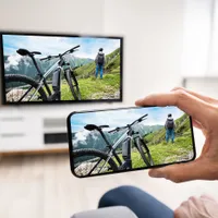 Cum să îți transformi televizorul în Smart TV cu telefonul? Ghid complet pentru iPhone și Android - Foto: Profimedia images