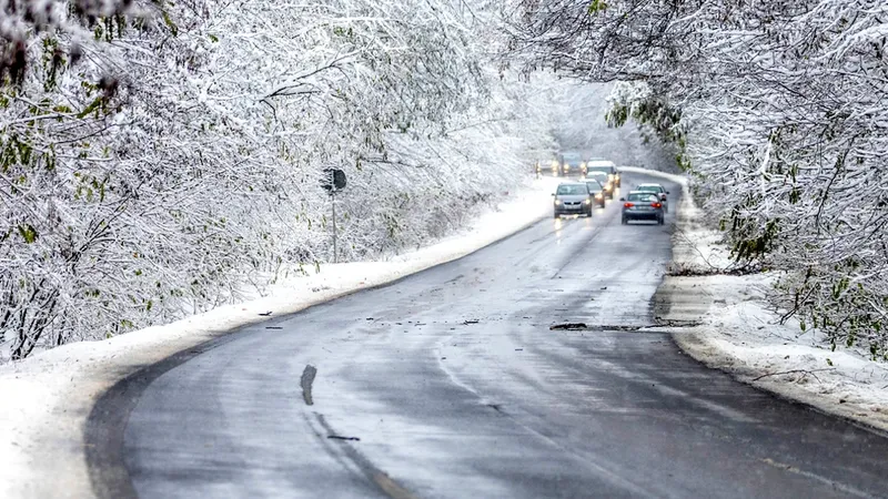Probleme de trafic din cauza zăpezii depuse pe carosabil - Foto: INQUAM PHOTOS/ Casian Mitu
