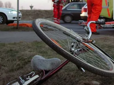 Un băiat de 14 ani a căzut cu bicicleta de pe un pasaj rutier în Oradea. A murit pe loc. / Foto: Info Trafic 24, Facebook