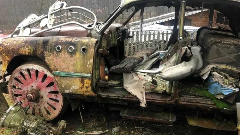 Comunistul Gheorghiu-Dej se plimba cu o limuzină Buick specială în anii `50. Avea roți de tren - Foto: cfir.ro