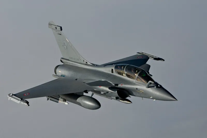Avion Dassault Rafale care transportă o rachetă de croazieră nucleară ASMPA - Foto: Profimedia Images