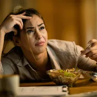 O femeie manancă salată - Foto: Freepik (rol ilustrativ)