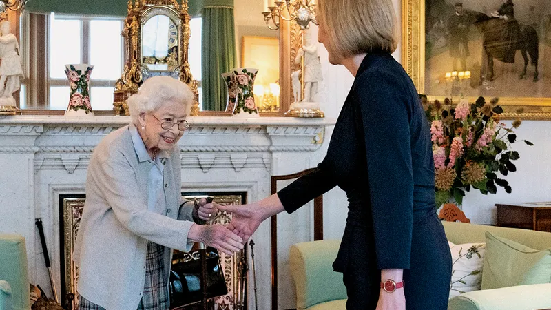 ÎN CELE DIN URMĂ Întâlnire cu liderul partidului conservator, Liz Truss, la Castelul Balmoral, pe 6 septembrie, cu două zile înainte de moartea Reginei. În timpul domniei sale, ea a cunoscut 15 prim-miniștri, începând cu Churchill.