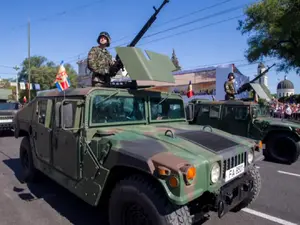 Humvee-uri ale Armatei naționale participă la o paradă cu ocazia Zilei Independenței Republicii Moldova -  Foto: EPA/Dumitru Doru