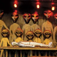 O sculptură la Simpozionul MUFON din 2011