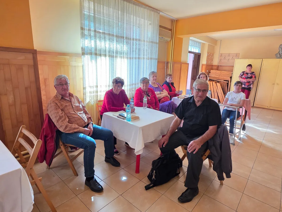 Seniorii nevăzători din Bacău descoperă lumea digitală prin atelierele Fundației Regale Margareta a României - Foto: Asociația Nevăzătorilor Bacău