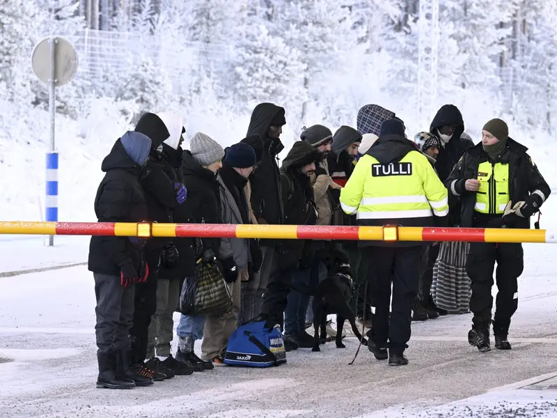 300 de migranți trimiși de Rusia îngheață la granița Finlandei: „E o criză umanitară” țipă rușii - Foto: Profimedia images