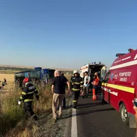 Plan roşu de intervenţie. Un autocar cu 60 de persoane s-a răsturnat în judeţul Constanţa - Foto: ISU Dobrogea