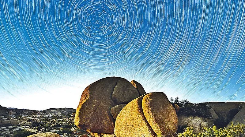 Din cauza mișcării de rotație, stelele par să formeze un cerc în jurul Stelei Nordului deasupra Parcului Național Joshua Tree din California