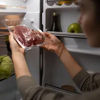 Femeie care bagă carne la congelator - Foto: Freepik (imagine cu rol ilustrativ)