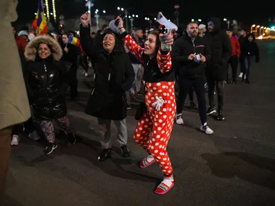 Mii români au ieșit în stradă, în noaptea de duminică spre luni, în București și mai multe orașe, fără a respecta nicio regulă, pentru a-și manifesta nemulțumirile față de noile restricții. / Foto: Inquam Photos / Octav Ganea