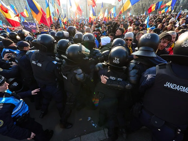 Susținătorii lui Călin Georgescu protestează în București. Jandarmeria a luat măsuri speciale - Foto: Profimedia Images